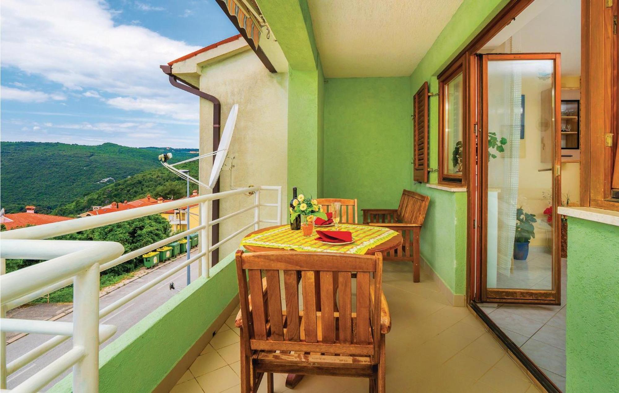2 Bedroom Gorgeous Apartment In Rabac Extérieur photo